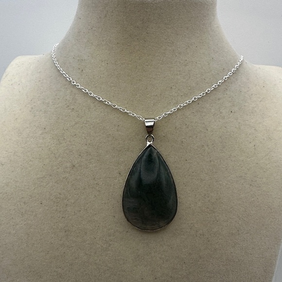 None Jewelry - Moss Agate Teardrop Pendant Necklace on Silver Plated Box Chain